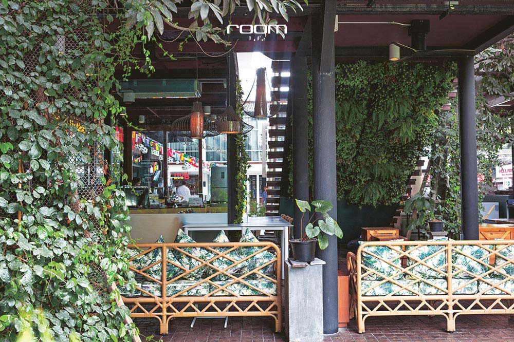 คาเฟ่สุขุมวิท YARDBIRD CAFÉ แบบร้านกาแฟสไตล์ทรอปิคัล