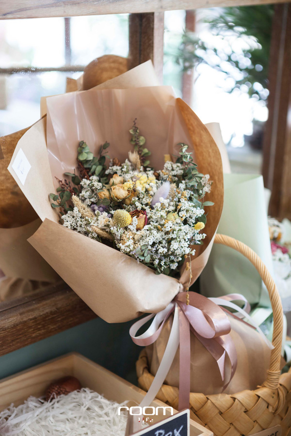 Flower in hand by P. คาเฟ่ยานอารีย์ 