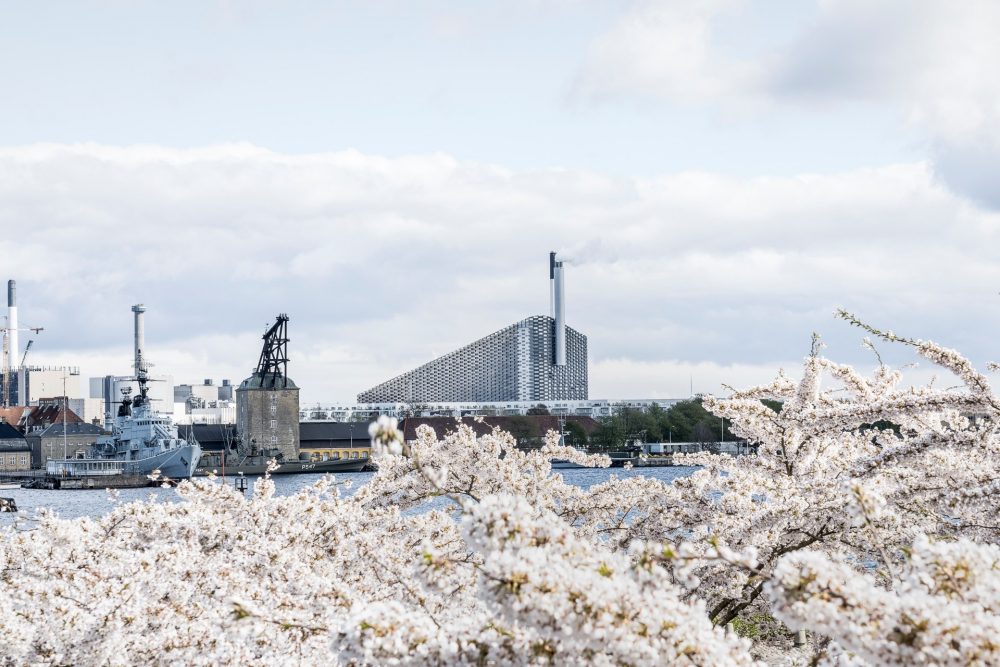 CopenHill Amager Bakke โรงงานแปรรูปขยะ โคเปนเฮเกน เดนมาร์ก carbon-neutral city เมืองคาร์บอนต่ำแห่งแรกของโลก ในปี 2025 BIG