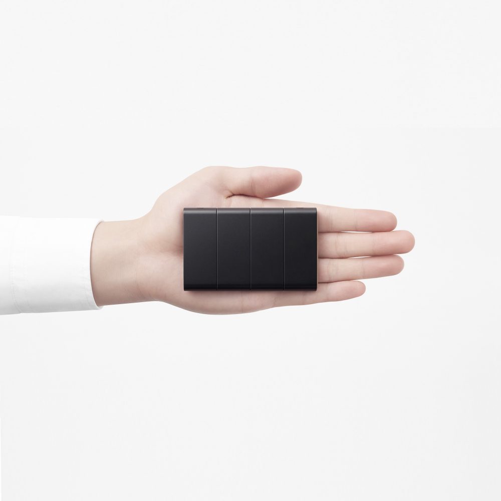 มือถือจอพับ ที่ไม่ใช่จอพับธรรมดา แต่พับมาถึงหลายตลบ เพราะ slide-phone โดย Nendo เครื่องนี้ออกแบบมาให้สะดวกทั้งการพกและการใช้ เมื่อพับเก็บทั้งหมด ขนาดของโทรศัพท์จะเหลือเท่ากับขนาดของเครดิตการ์ดเท่านั้น(54 mm x 86 mm) จึงทำให้ความรู้สึกเมื่อพกพา slide-phone นั้นเหมือนกับการพกกล่องนามบัตรเท่านั้น