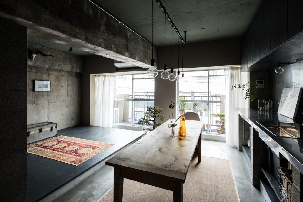 ห้อง Loft ที่อนุญาตให้รกและเลอะเทอะได้อย่างมีสไตล์ กับ Dwelling With Independent Concrete Block Wall  ห้องพักที่ Asano - Izue Architect Office ออกแบบให้คู่สามีภรรยาได้ทำตามใจปรารถนาด้วยแนวคิดที่แยบยล