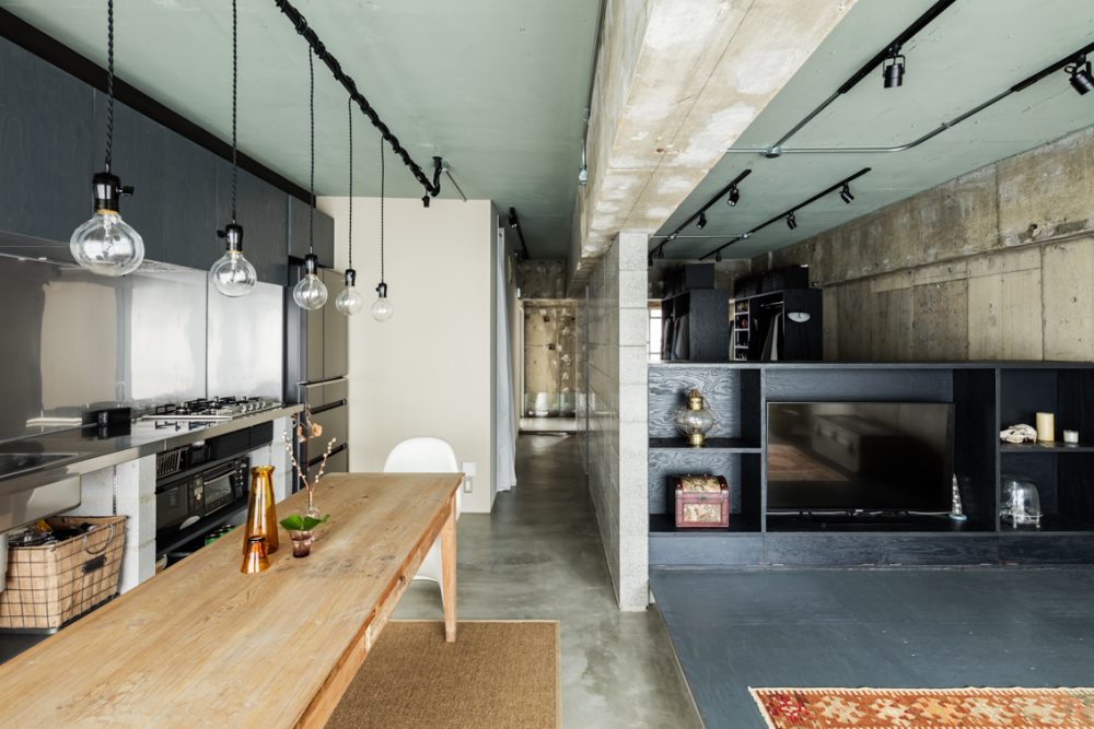 ห้อง Loft ที่อนุญาตให้รกและเลอะเทอะได้อย่างมีสไตล์ กับ Dwelling With Independent Concrete Block Wall  ห้องพักที่ Asano - Izue Architect Office ออกแบบให้คู่สามีภรรยาได้ทำตามใจปรารถนาด้วยแนวคิดที่แยบยล