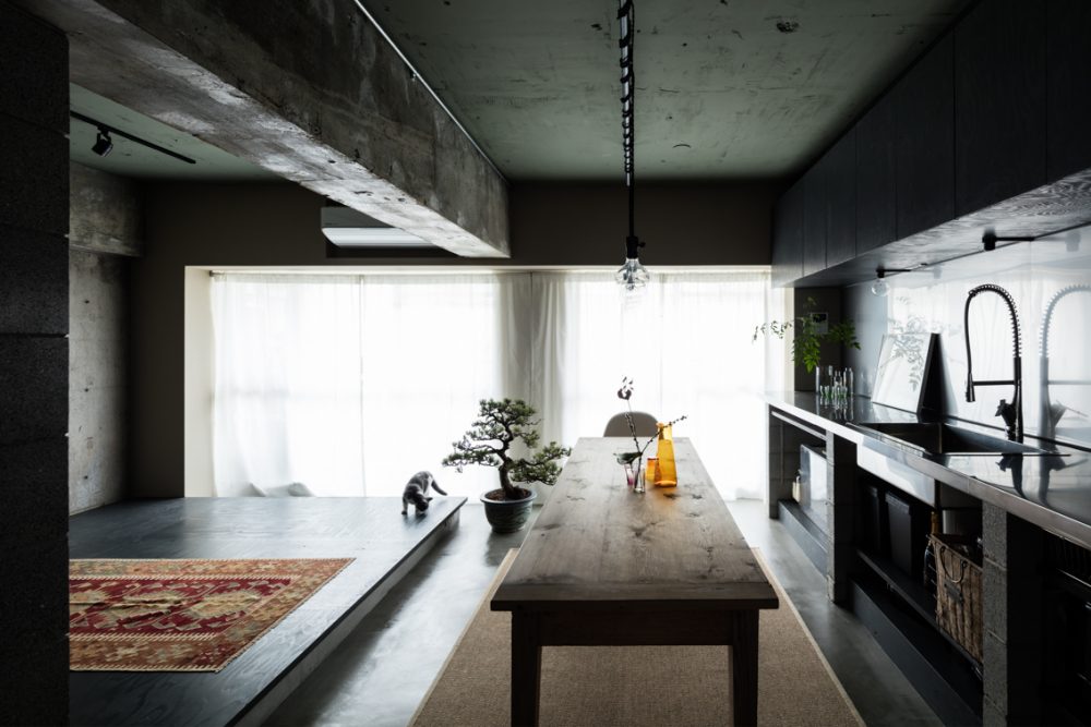 ห้อง Loft ที่อนุญาตให้รกและเลอะเทอะได้อย่างมีสไตล์ กับ Dwelling With Independent Concrete Block Wall  ห้องพักที่ Asano - Izue Architect Office ออกแบบให้คู่สามีภรรยาได้ทำตามใจปรารถนาด้วยแนวคิดที่แยบยล