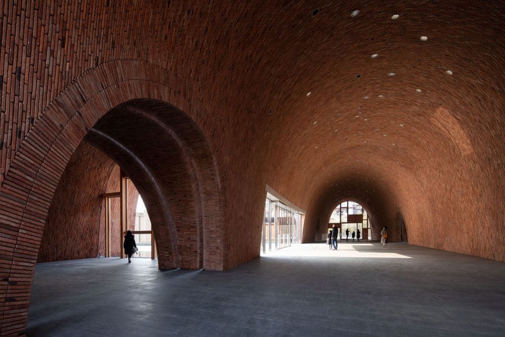 Jingdezhen Imperial Kiln Museum ตั้งอยู่ใจกลางพื้นที่ประวัติศาสตร์ของเมืองหลวงแห่งอุตสาหกรรมเครื่องเคลือบดินเผา หรือ "Porcelain Capital" ในมณฑลเจียงซี ประเทศจีน ซึ่งที่จิ่งเต๋อเจิ้นนั้นมีชุมชนโรงงานผลิตและส่งออกเครื่องเคลือบดินเผาที่สืบสานภูมิปัญญากันมานานกว่า 1,700 ปี นับตั้งแต่สมัยราชวงศ์หมิง และราชวงศ์ชิงตั้งอยู่มากมาย