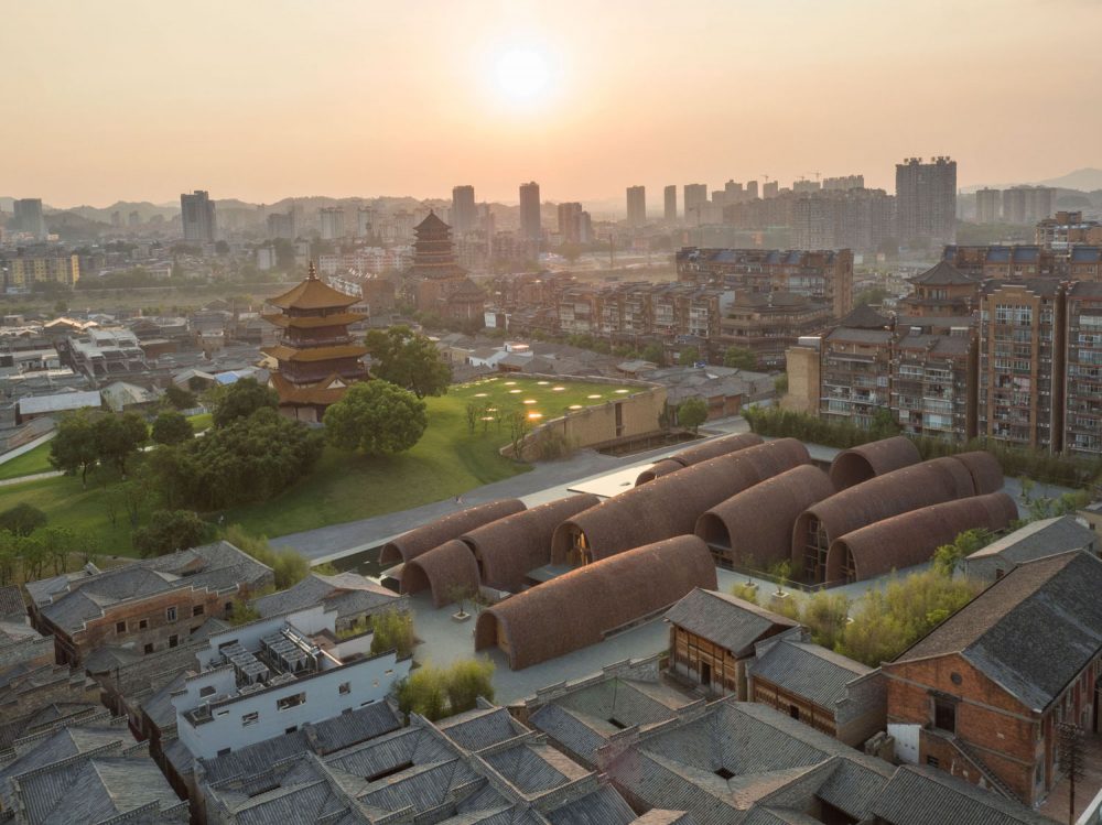 Jingdezhen Imperial Kiln Museum ตั้งอยู่ใจกลางพื้นที่ประวัติศาสตร์ของเมืองหลวงแห่งอุตสาหกรรมเครื่องเคลือบดินเผา หรือ "Porcelain Capital" ในมณฑลเจียงซี ประเทศจีน ซึ่งที่จิ่งเต๋อเจิ้นนั้นมีชุมชนโรงงานผลิตและส่งออกเครื่องเคลือบดินเผาที่สืบสานภูมิปัญญากันมานานกว่า 1,700 ปี นับตั้งแต่สมัยราชวงศ์หมิง และราชวงศ์ชิงตั้งอยู่มากมาย