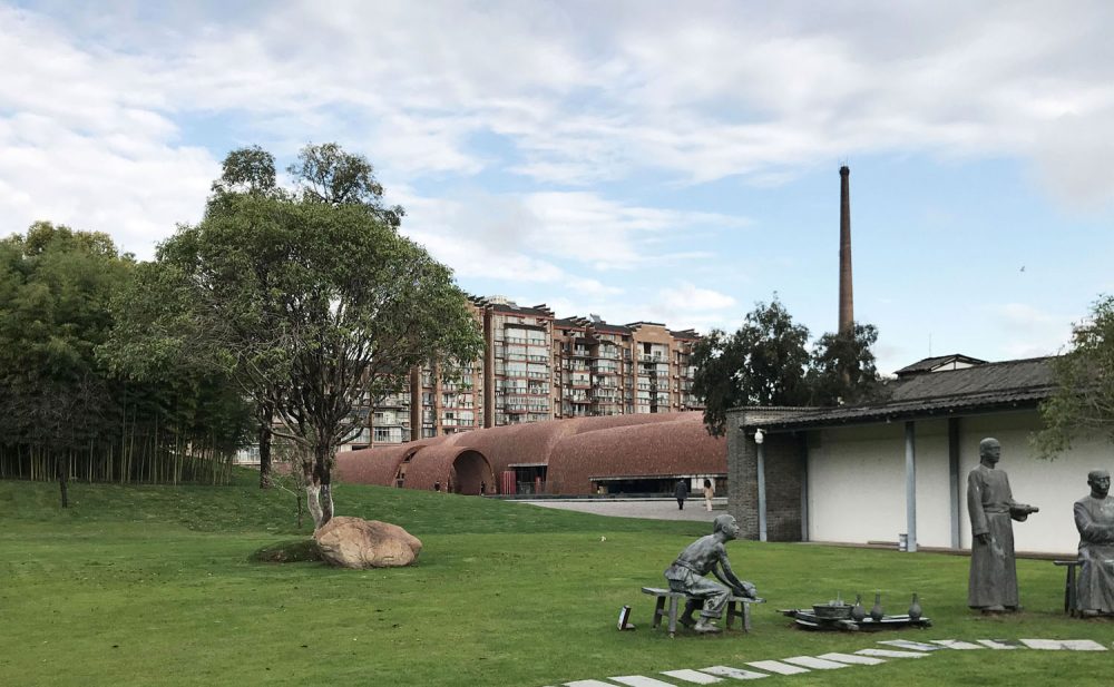 Jingdezhen Imperial Kiln Museum ตั้งอยู่ใจกลางพื้นที่ประวัติศาสตร์ของเมืองหลวงแห่งอุตสาหกรรมเครื่องเคลือบดินเผา หรือ "Porcelain Capital" ในมณฑลเจียงซี ประเทศจีน ซึ่งที่จิ่งเต๋อเจิ้นนั้นมีชุมชนโรงงานผลิตและส่งออกเครื่องเคลือบดินเผาที่สืบสานภูมิปัญญากันมานานกว่า 1,700 ปี นับตั้งแต่สมัยราชวงศ์หมิง และราชวงศ์ชิงตั้งอยู่มากมาย