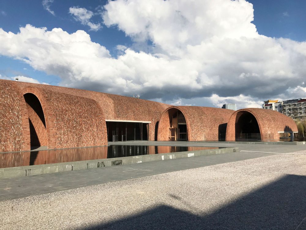 Jingdezhen Imperial Kiln Museum ตั้งอยู่ใจกลางพื้นที่ประวัติศาสตร์ของเมืองหลวงแห่งอุตสาหกรรมเครื่องเคลือบดินเผา หรือ "Porcelain Capital" ในมณฑลเจียงซี ประเทศจีน ซึ่งที่จิ่งเต๋อเจิ้นนั้นมีชุมชนโรงงานผลิตและส่งออกเครื่องเคลือบดินเผาที่สืบสานภูมิปัญญากันมานานกว่า 1,700 ปี นับตั้งแต่สมัยราชวงศ์หมิง และราชวงศ์ชิงตั้งอยู่มากมาย