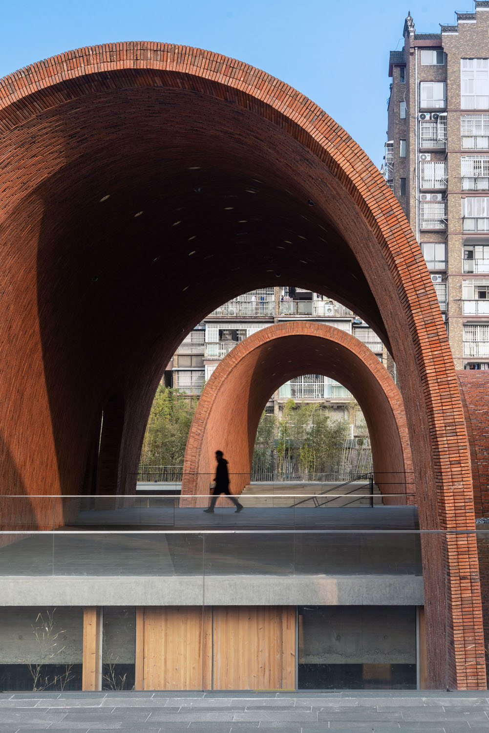 Jingdezhen Imperial Kiln Museum ตั้งอยู่ใจกลางพื้นที่ประวัติศาสตร์ของเมืองหลวงแห่งอุตสาหกรรมเครื่องเคลือบดินเผา หรือ "Porcelain Capital" ในมณฑลเจียงซี ประเทศจีน ซึ่งที่จิ่งเต๋อเจิ้นนั้นมีชุมชนโรงงานผลิตและส่งออกเครื่องเคลือบดินเผาที่สืบสานภูมิปัญญากันมานานกว่า 1,700 ปี นับตั้งแต่สมัยราชวงศ์หมิง และราชวงศ์ชิงตั้งอยู่มากมาย