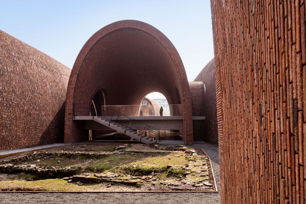 Jingdezhen Imperial Kiln Museum ตั้งอยู่ใจกลางพื้นที่ประวัติศาสตร์ของเมืองหลวงแห่งอุตสาหกรรมเครื่องเคลือบดินเผา หรือ "Porcelain Capital" ในมณฑลเจียงซี ประเทศจีน ซึ่งที่จิ่งเต๋อเจิ้นนั้นมีชุมชนโรงงานผลิตและส่งออกเครื่องเคลือบดินเผาที่สืบสานภูมิปัญญากันมานานกว่า 1,700 ปี นับตั้งแต่สมัยราชวงศ์หมิง และราชวงศ์ชิงตั้งอยู่มากมาย