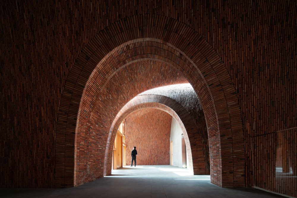 Jingdezhen Imperial Kiln Museum ตั้งอยู่ใจกลางพื้นที่ประวัติศาสตร์ของเมืองหลวงแห่งอุตสาหกรรมเครื่องเคลือบดินเผา หรือ "Porcelain Capital" ในมณฑลเจียงซี ประเทศจีน ซึ่งที่จิ่งเต๋อเจิ้นนั้นมีชุมชนโรงงานผลิตและส่งออกเครื่องเคลือบดินเผาที่สืบสานภูมิปัญญากันมานานกว่า 1,700 ปี นับตั้งแต่สมัยราชวงศ์หมิง และราชวงศ์ชิงตั้งอยู่มากมาย