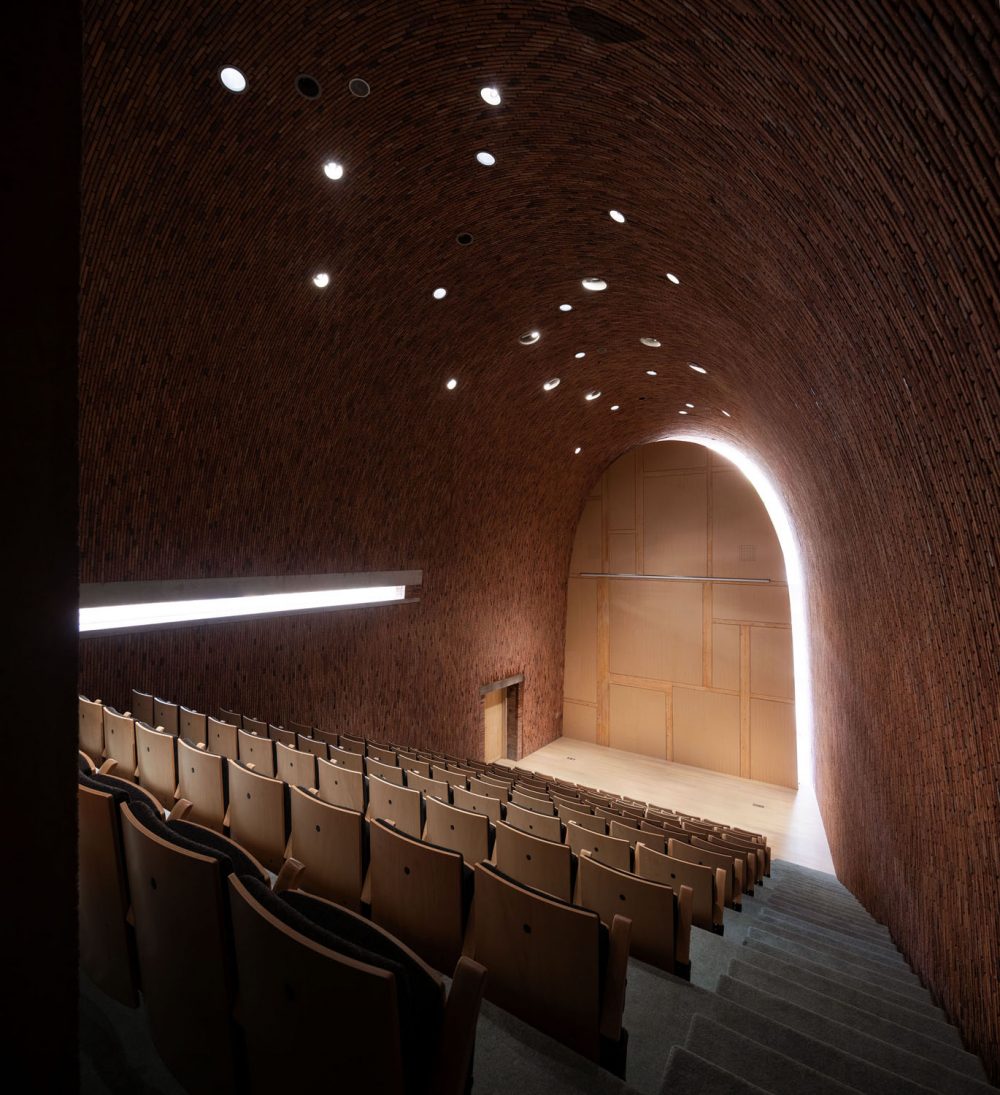 Jingdezhen Imperial Kiln Museum ตั้งอยู่ใจกลางพื้นที่ประวัติศาสตร์ของเมืองหลวงแห่งอุตสาหกรรมเครื่องเคลือบดินเผา หรือ "Porcelain Capital" ในมณฑลเจียงซี ประเทศจีน ซึ่งที่จิ่งเต๋อเจิ้นนั้นมีชุมชนโรงงานผลิตและส่งออกเครื่องเคลือบดินเผาที่สืบสานภูมิปัญญากันมานานกว่า 1,700 ปี นับตั้งแต่สมัยราชวงศ์หมิง และราชวงศ์ชิงตั้งอยู่มากมาย