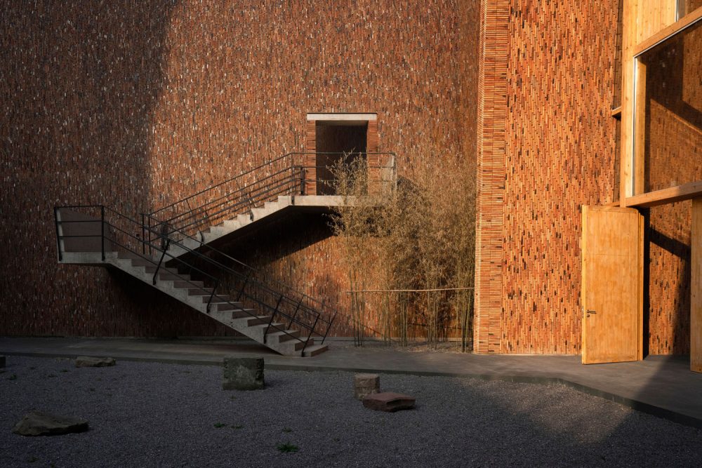 Jingdezhen Imperial Kiln Museum ตั้งอยู่ใจกลางพื้นที่ประวัติศาสตร์ของเมืองหลวงแห่งอุตสาหกรรมเครื่องเคลือบดินเผา หรือ "Porcelain Capital" ในมณฑลเจียงซี ประเทศจีน ซึ่งที่จิ่งเต๋อเจิ้นนั้นมีชุมชนโรงงานผลิตและส่งออกเครื่องเคลือบดินเผาที่สืบสานภูมิปัญญากันมานานกว่า 1,700 ปี นับตั้งแต่สมัยราชวงศ์หมิง และราชวงศ์ชิงตั้งอยู่มากมาย