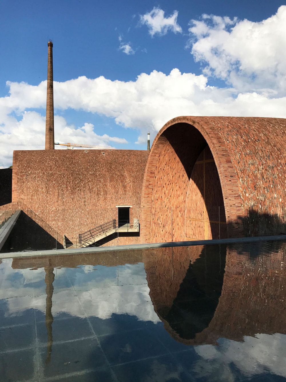 Jingdezhen Imperial Kiln Museum ตั้งอยู่ใจกลางพื้นที่ประวัติศาสตร์ของเมืองหลวงแห่งอุตสาหกรรมเครื่องเคลือบดินเผา หรือ "Porcelain Capital" ในมณฑลเจียงซี ประเทศจีน ซึ่งที่จิ่งเต๋อเจิ้นนั้นมีชุมชนโรงงานผลิตและส่งออกเครื่องเคลือบดินเผาที่สืบสานภูมิปัญญากันมานานกว่า 1,700 ปี นับตั้งแต่สมัยราชวงศ์หมิง และราชวงศ์ชิงตั้งอยู่มากมาย