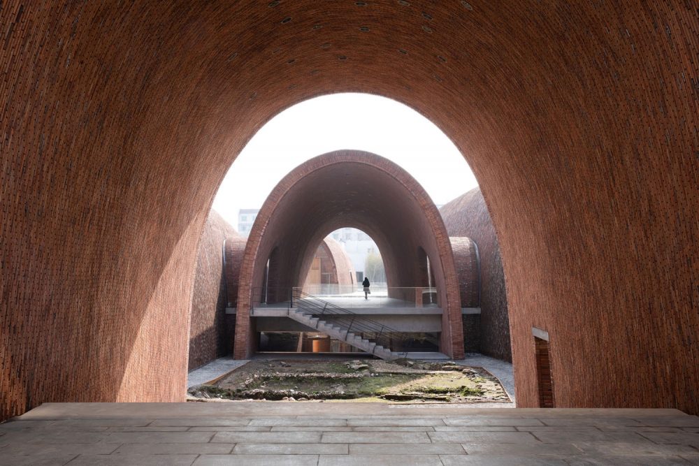 Jingdezhen Imperial Kiln Museum ตั้งอยู่ใจกลางพื้นที่ประวัติศาสตร์ของเมืองหลวงแห่งอุตสาหกรรมเครื่องเคลือบดินเผา หรือ "Porcelain Capital" ในมณฑลเจียงซี ประเทศจีน ซึ่งที่จิ่งเต๋อเจิ้นนั้นมีชุมชนโรงงานผลิตและส่งออกเครื่องเคลือบดินเผาที่สืบสานภูมิปัญญากันมานานกว่า 1,700 ปี นับตั้งแต่สมัยราชวงศ์หมิง และราชวงศ์ชิงตั้งอยู่มากมาย