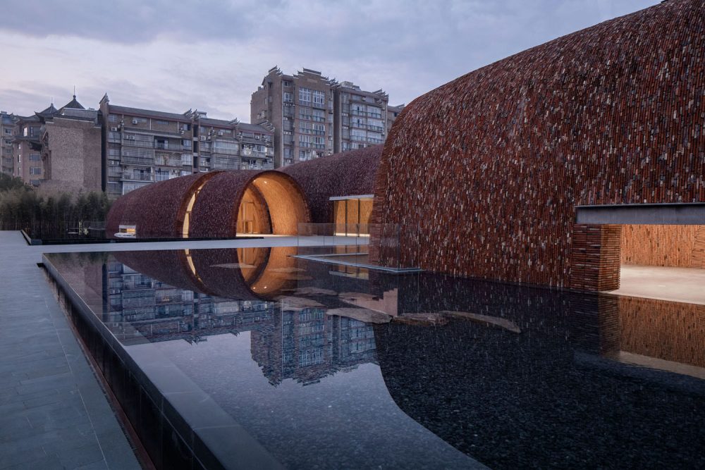 Jingdezhen Imperial Kiln Museum ตั้งอยู่ใจกลางพื้นที่ประวัติศาสตร์ของเมืองหลวงแห่งอุตสาหกรรมเครื่องเคลือบดินเผา หรือ "Porcelain Capital" ในมณฑลเจียงซี ประเทศจีน ซึ่งที่จิ่งเต๋อเจิ้นนั้นมีชุมชนโรงงานผลิตและส่งออกเครื่องเคลือบดินเผาที่สืบสานภูมิปัญญากันมานานกว่า 1,700 ปี นับตั้งแต่สมัยราชวงศ์หมิง และราชวงศ์ชิงตั้งอยู่มากมาย