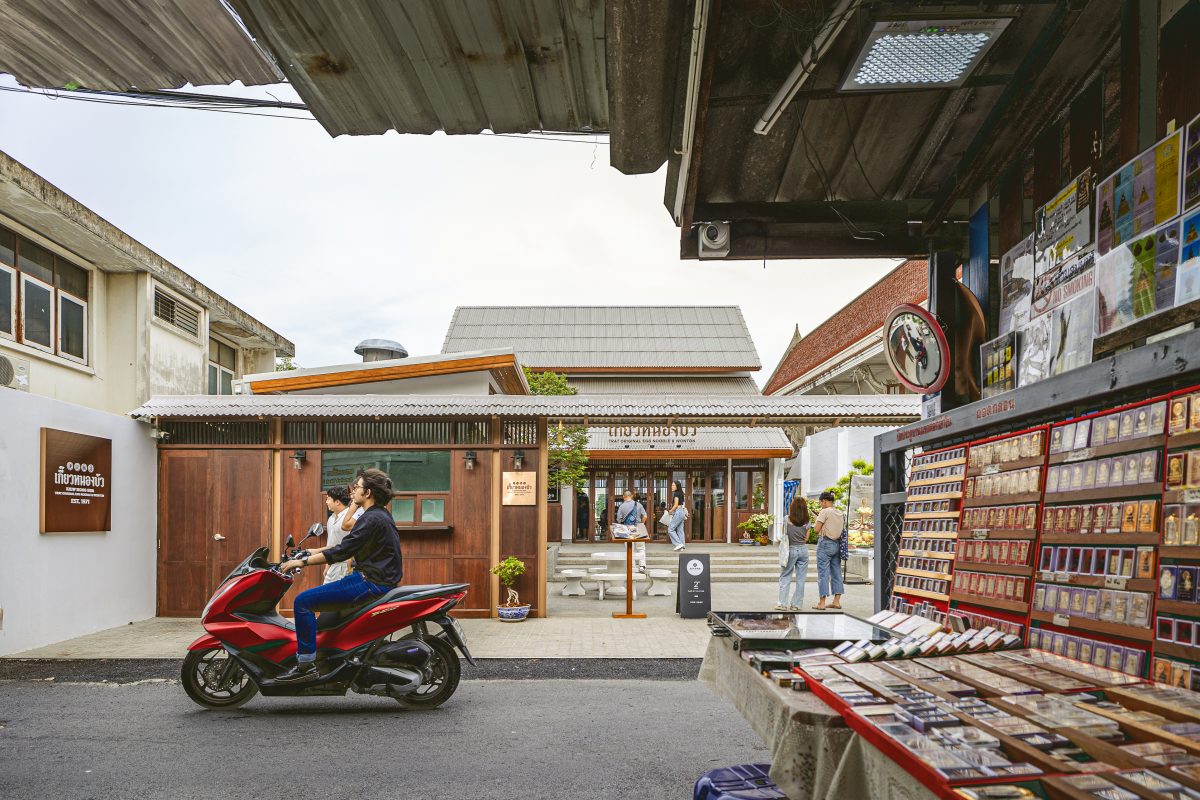 เกี๊ยวหนองบัว (สาขาวังหลัง) ร้านบะหมี่จากตราดสู่กรุง ชิลริมน้ำในบ้านตราดประยุกต์