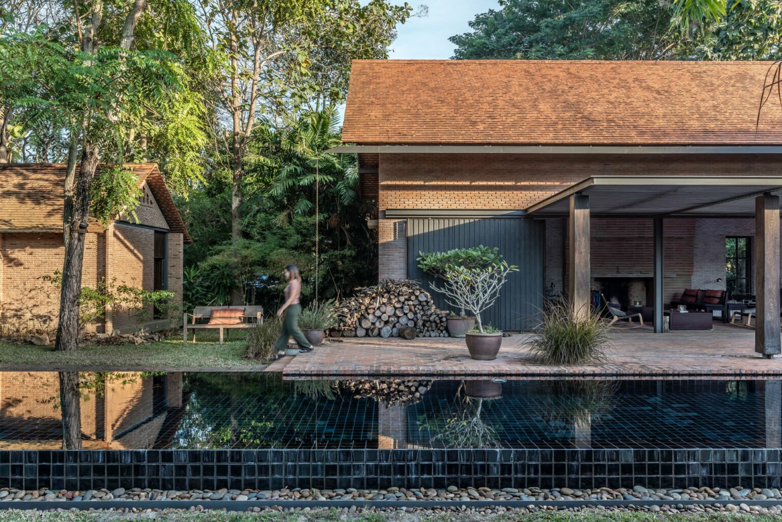 The Keep บ้านอิฐ โมเดิร์นทรอปิคัล เปิดโล่งสู่ธรรมชาติผสานสตูดิโอศิลปะ